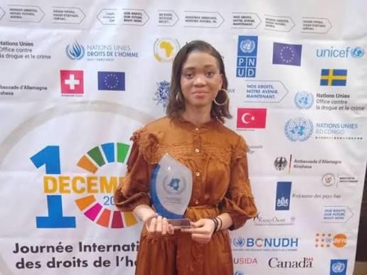 Blessing Kasasi recevant le Prix Julienne Lusenge pour les droits humains