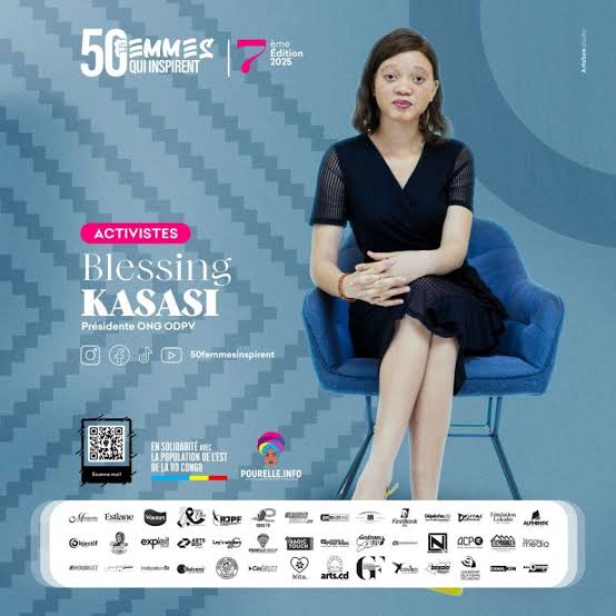 Blessing Kasasi recevant le Prix Julienne Lusenge pour les droits humains