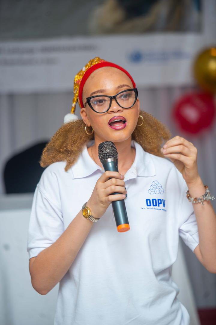 Blessing Kasasi recevant le Prix Julienne Lusenge pour les droits humains